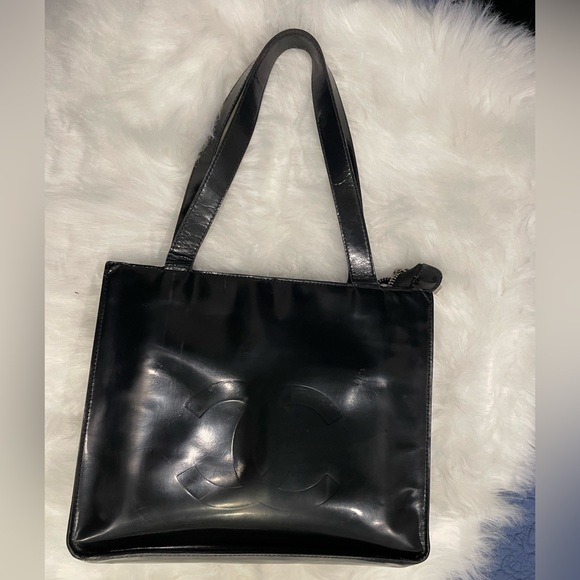 CHANEL Classic CC Black Enamel Patent Leather Tote Handbag | 5374403 - Picture 4 of 16